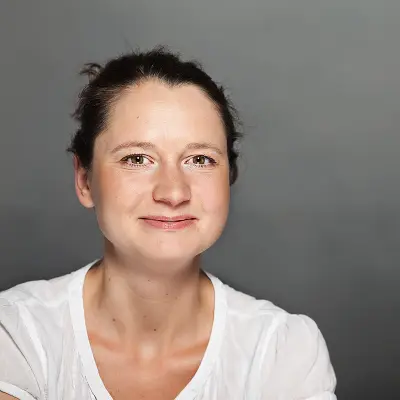 Frau mittleren Alters mit freundlichem Lächeln – AVGS Coaching Berlin für Wiedereinsteigerinnen