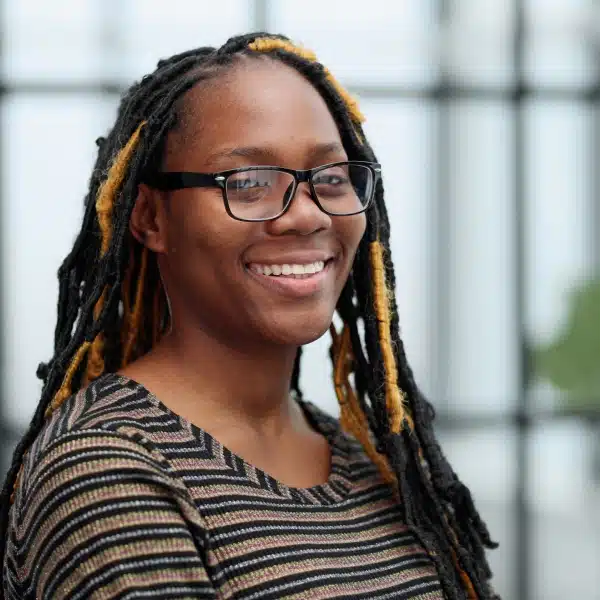 Lächelnde Frau mit Brille beim Akademiker Coaching in Berlin – Beratung für Neuorientierung und Wiedereinstieg.