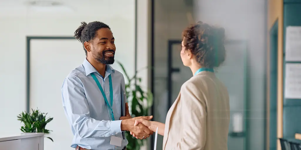Zwei Personen geben sich die Hand in einem modernen Büro nach einem erfolgreichen Vorstellungsgespräch – mit der richtigen Vorbereitung lassen sich Stärken und Schwächen im Vorstellungsgespräch überzeugend präsentieren