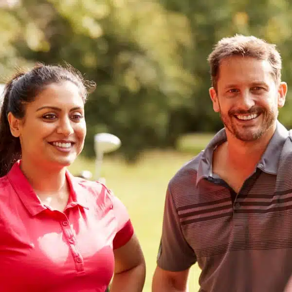 Zwei Personen im Gespräch im Freien, Symbolbild für psychosoziales Coaching in Berlin